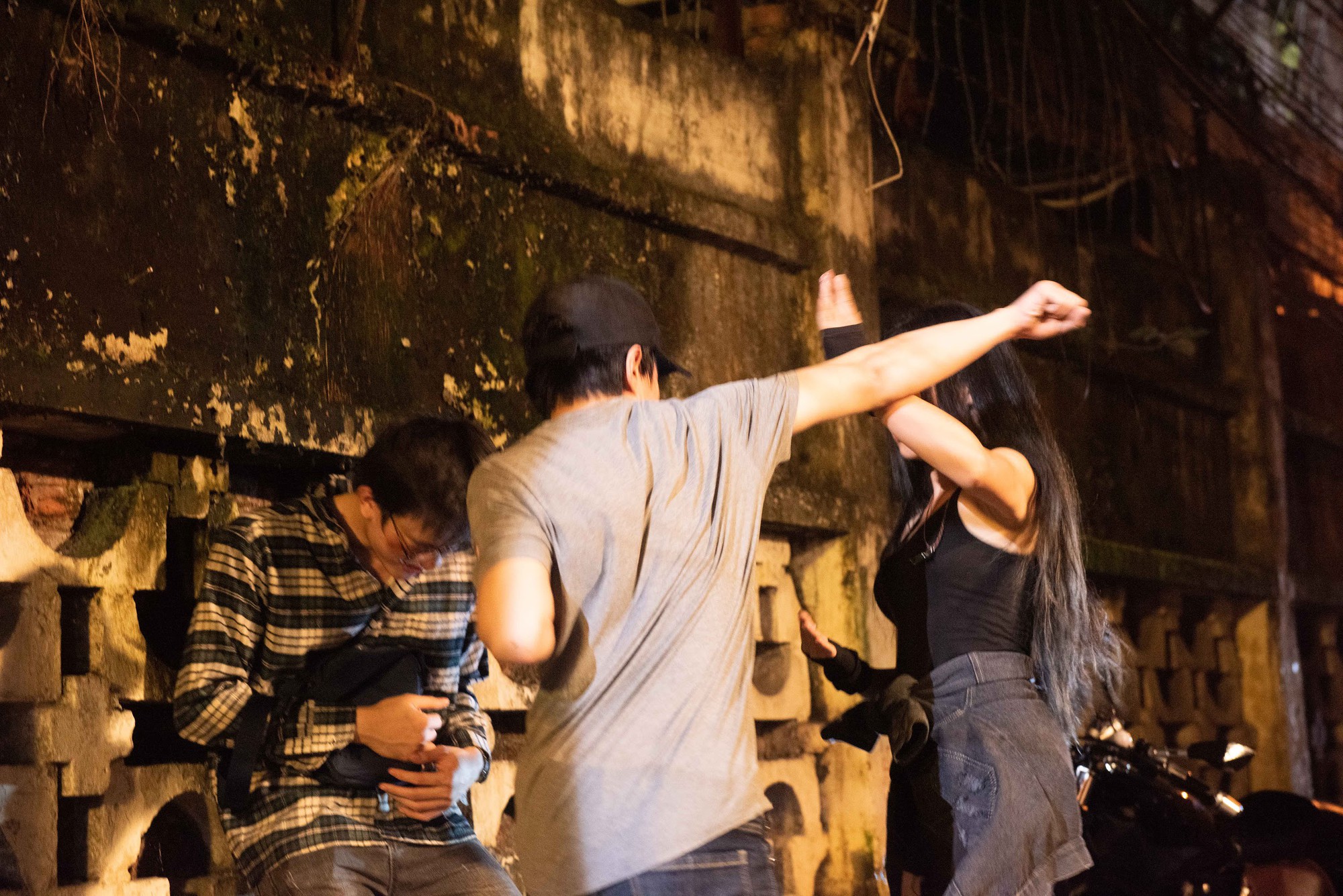 Không còn bay bổng tiên nữ cổ trang, Hoa Trần - bà xã Việt Hoàn chạy xe phân khối lớn, đánh đấm cực “ngầu” - Ảnh 3. Không còn bay bổng tiên nữ cổ trang, Hoa Trần - bà xã Việt Hoàn chạy xe phân khối lớn, đánh đấm cực “ngầu” - Ảnh 3.