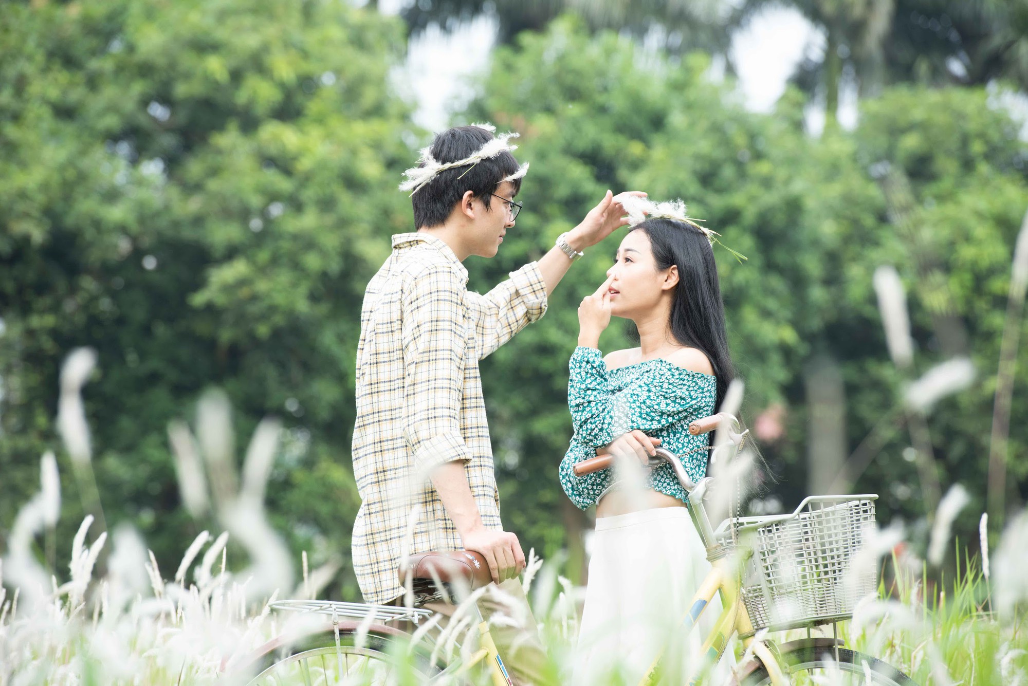 Không còn bay bổng tiên nữ cổ trang, Hoa Trần - bà xã Việt Hoàn chạy xe phân khối lớn, đánh đấm cực “ngầu” - Ảnh 8. Không còn bay bổng tiên nữ cổ trang, Hoa Trần - bà xã Việt Hoàn chạy xe phân khối lớn, đánh đấm cực “ngầu” - Ảnh 8.