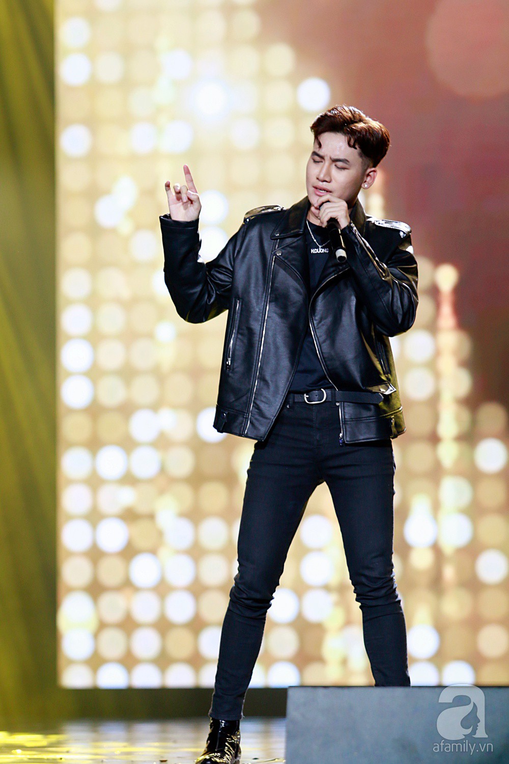 Không những đu dây mạo hiểm, Chi Pu còn đốt mắt khán giả khi trình diễn ca khúc 16+ trên sân khấu - Ảnh 8. Không những đu dây mạo hiểm, Chi Pu còn đốt mắt khán giả khi trình diễn ca khúc 16+ trên sân khấu - Ảnh 8.