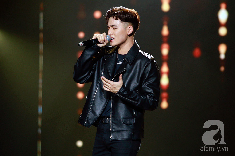 Không những đu dây mạo hiểm, Chi Pu còn đốt mắt khán giả khi trình diễn ca khúc 16+ trên sân khấu - Ảnh 9. Không những đu dây mạo hiểm, Chi Pu còn đốt mắt khán giả khi trình diễn ca khúc 16+ trên sân khấu - Ảnh 9.