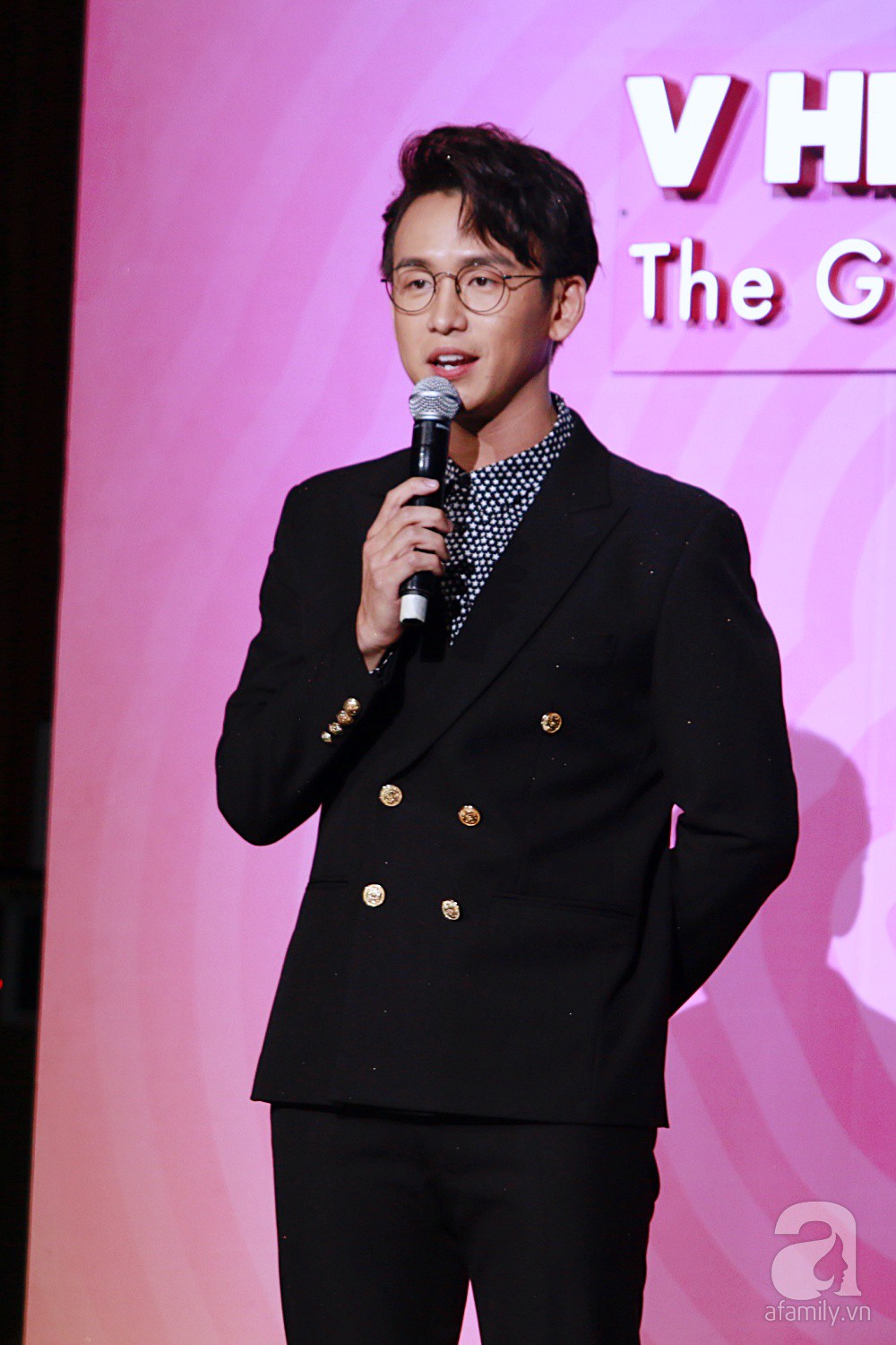 Không những đu dây mạo hiểm, Chi Pu còn đốt mắt khán giả khi trình diễn ca khúc 16+ trên sân khấu - Ảnh 10. Không những đu dây mạo hiểm, Chi Pu còn đốt mắt khán giả khi trình diễn ca khúc 16+ trên sân khấu - Ảnh 10.