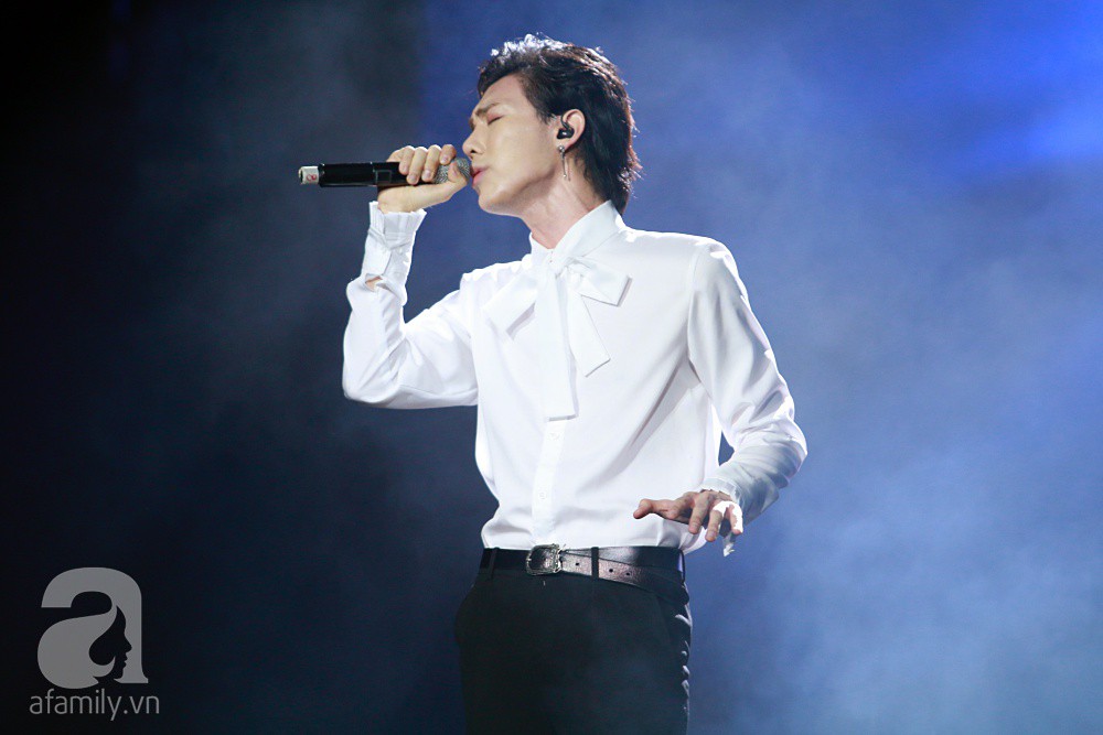 Không những đu dây mạo hiểm, Chi Pu còn đốt mắt khán giả khi trình diễn ca khúc 16+ trên sân khấu - Ảnh 15. Không những đu dây mạo hiểm, Chi Pu còn đốt mắt khán giả khi trình diễn ca khúc 16+ trên sân khấu - Ảnh 15.