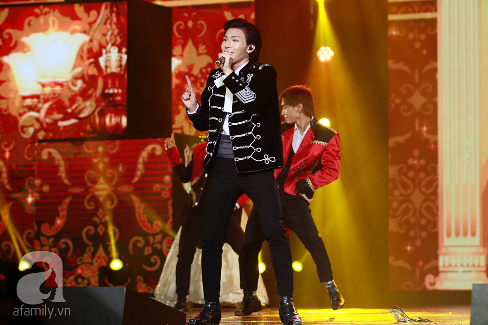 Không những đu dây mạo hiểm, Chi Pu còn đốt mắt khán giả khi trình diễn ca khúc 16+ trên sân khấu - Ảnh 16. Không những đu dây mạo hiểm, Chi Pu còn đốt mắt khán giả khi trình diễn ca khúc 16+ trên sân khấu - Ảnh 16.