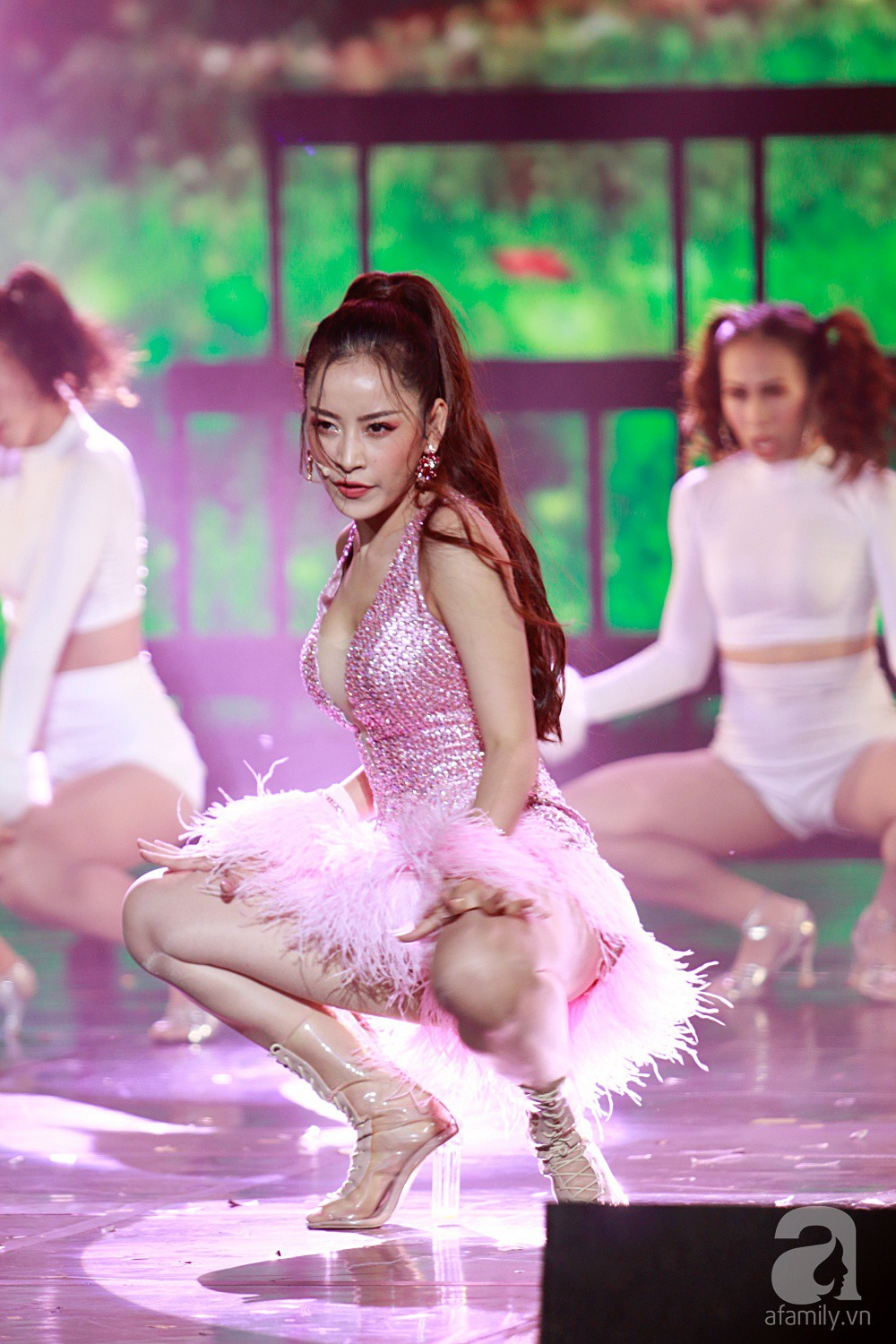 Không những đu dây mạo hiểm, Chi Pu còn đốt mắt khán giả khi trình diễn ca khúc 16+ trên sân khấu - Ảnh 3. Không những đu dây mạo hiểm, Chi Pu còn đốt mắt khán giả khi trình diễn ca khúc 16+ trên sân khấu - Ảnh 3.