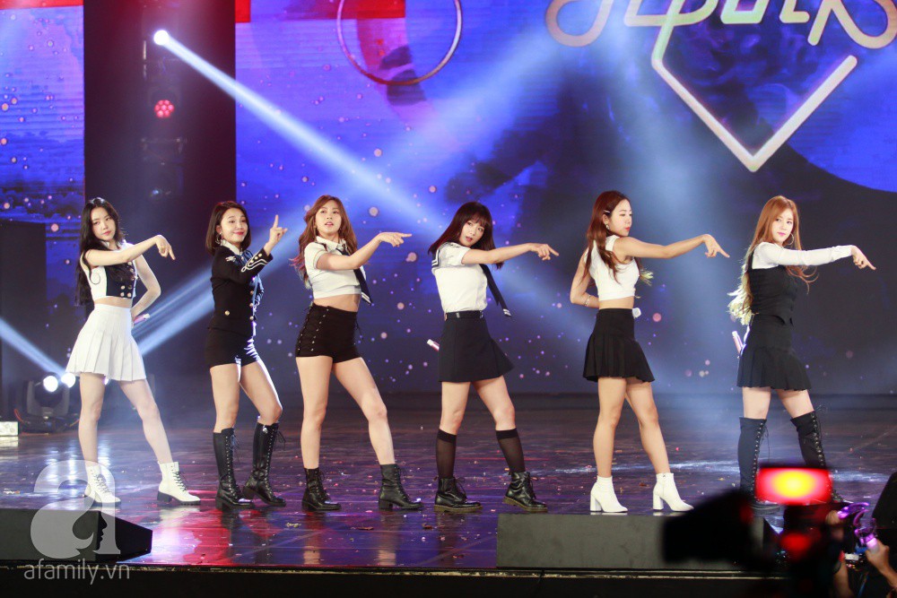 Không những đu dây mạo hiểm, Chi Pu còn đốt mắt khán giả khi trình diễn ca khúc 16+ trên sân khấu - Ảnh 28. Không những đu dây mạo hiểm, Chi Pu còn đốt mắt khán giả khi trình diễn ca khúc 16+ trên sân khấu - Ảnh 28.