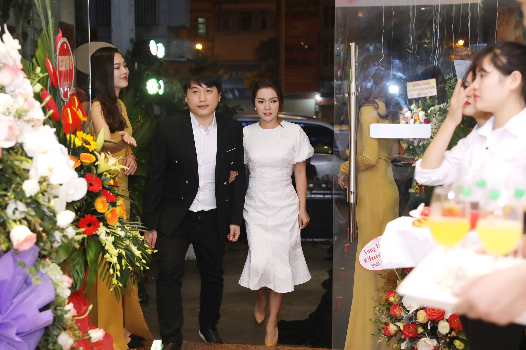 Không chỉ lái xe, bà xã 9X của Minh Tiệp còn công khai hôn chồng giữa chốn đông người - Ảnh 10. Không chỉ lái xe, bà xã 9X của Minh Tiệp còn công khai hôn chồng giữa chốn đông người - Ảnh 10.