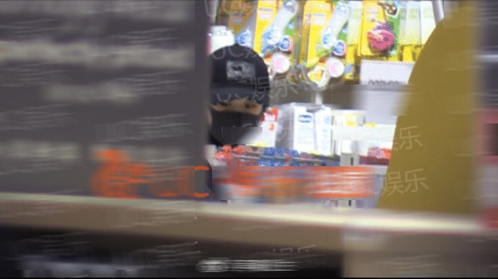 Triệu Lệ Dĩnh bị paparazzi tóm gọn khi vác bụng bầu đi mua sắm bỉm sữa? - Ảnh 3. Triệu Lệ Dĩnh bị paparazzi tóm gọn khi vác bụng bầu đi mua sắm bỉm sữa? - Ảnh 3.