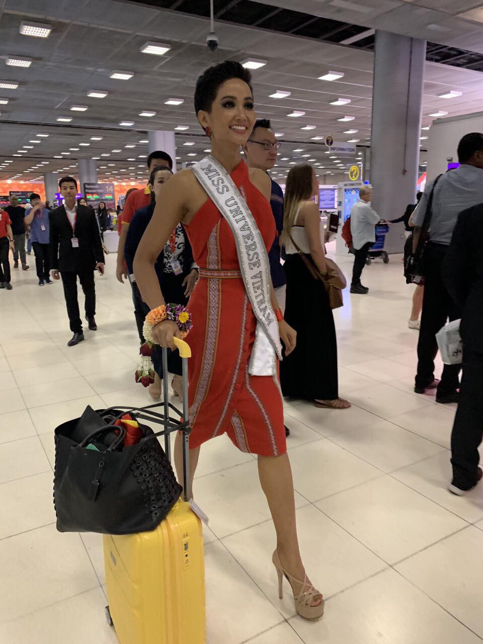 HHen Niê thay hẳn 2 bộ trang phục dù chỉ bay có 1 tiếng và đằng sau đó là chi tiết ý nghĩa ít người để ý tới - Ảnh 3. HHen Niê thay hẳn 2 bộ trang phục dù chỉ bay có 1 tiếng và đằng sau đó là chi tiết ý nghĩa ít người để ý tới - Ảnh 3.