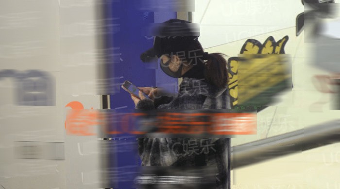 Triệu Lệ Dĩnh bị paparazzi tóm gọn khi vác bụng bầu đi mua sắm bỉm sữa? - Ảnh 5. Triệu Lệ Dĩnh bị paparazzi tóm gọn khi vác bụng bầu đi mua sắm bỉm sữa? - Ảnh 5.