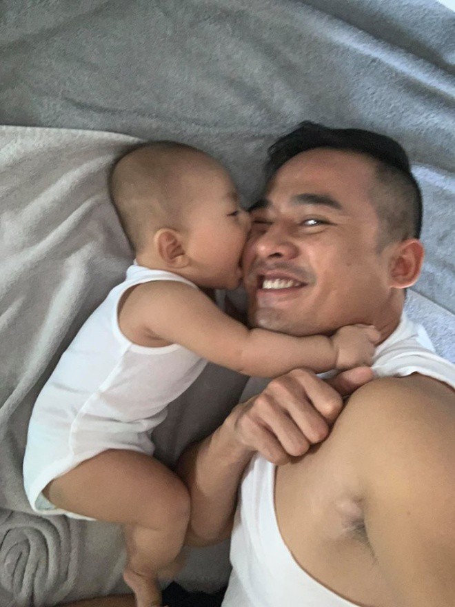 Không còn là nam thần màn ảnh, Lương Thế Thành giờ đã thành ông bố bỉm sữa, quên cả cạo râu vì chăm con - Ảnh 1. Không còn là nam thần màn ảnh, Lương Thế Thành giờ đã thành ông bố bỉm sữa, quên cả cạo râu vì chăm con - Ảnh 1.