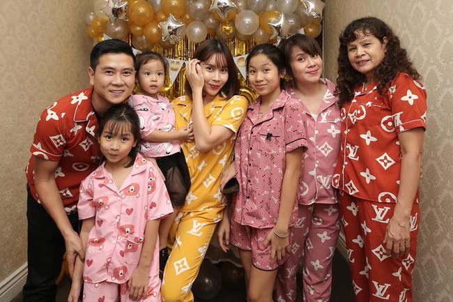 Trang phục tiệc tùng của sao Việt bây giờ là diện đồ ngủ đáng yêu hết nấc thế này! - Ảnh 1.