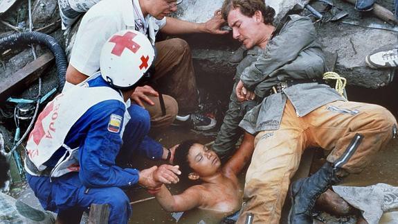 Bi kịch của Omayra Sanchez v&agrave; đ&ocirc;i mắt đen hấp hối vẫn &aacute;m ảnh cả thế giới d&ugrave; cho đ&atilde; 33 năm tr&ocirc;i qua - Ảnh 8.