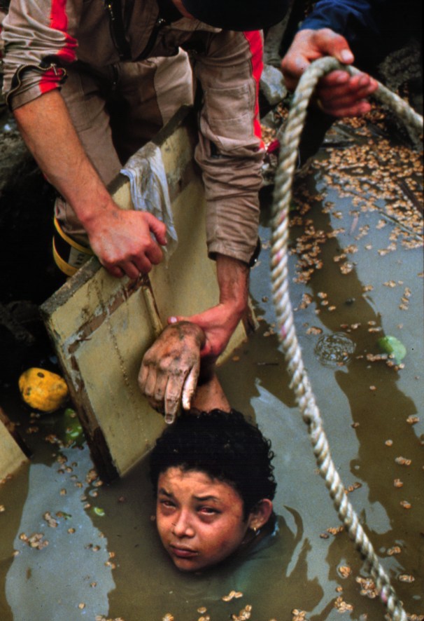 Bi kịch của Omayra Sanchez v&agrave; đ&ocirc;i mắt đen hấp hối vẫn &aacute;m ảnh cả thế giới d&ugrave; cho đ&atilde; 33 năm tr&ocirc;i qua - Ảnh 3.