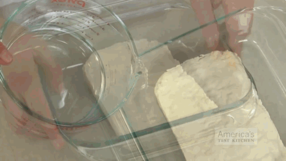 Đầu bếp nhà hàng mách chị em rằng trước khi rán đậu phụ hãy ngâm vào thứ nước này, thành phẩm vàng ươm ngon tuyệt - Ảnh 1. Đầu bếp nhà hàng mách chị em rằng trước khi rán đậu phụ hãy ngâm vào thứ nước này, thành phẩm vàng ươm ngon tuyệt - Ảnh 1.