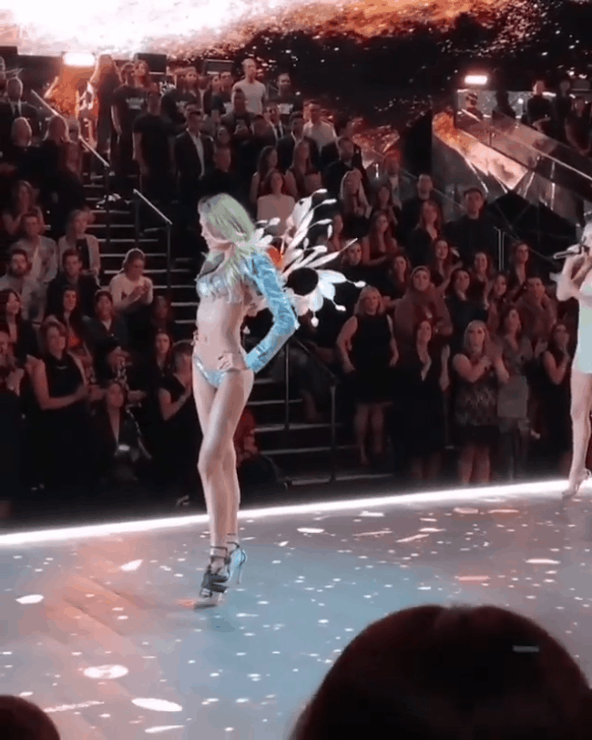 Victorias Secret Fashion Show 2018: Chị đại Adriana Lima bật khóc, nàng lọ lem Behati Prinsloo trở lại sàn diễn sau 2 lần sinh nở - Ảnh 6. Victorias Secret Fashion Show 2018: Chị đại Adriana Lima bật khóc, nàng lọ lem Behati Prinsloo trở lại sàn diễn sau 2 lần sinh nở - Ảnh 6.