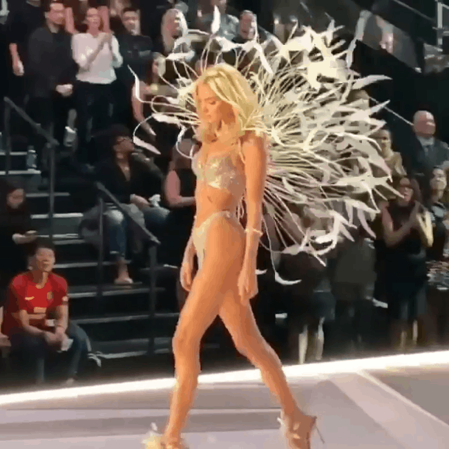 Victorias Secret Fashion Show 2018: Chị đại Adriana Lima bật khóc, nàng lọ lem Behati Prinsloo trở lại sàn diễn sau 2 lần sinh nở - Ảnh 4. Victorias Secret Fashion Show 2018: Chị đại Adriana Lima bật khóc, nàng lọ lem Behati Prinsloo trở lại sàn diễn sau 2 lần sinh nở - Ảnh 4.