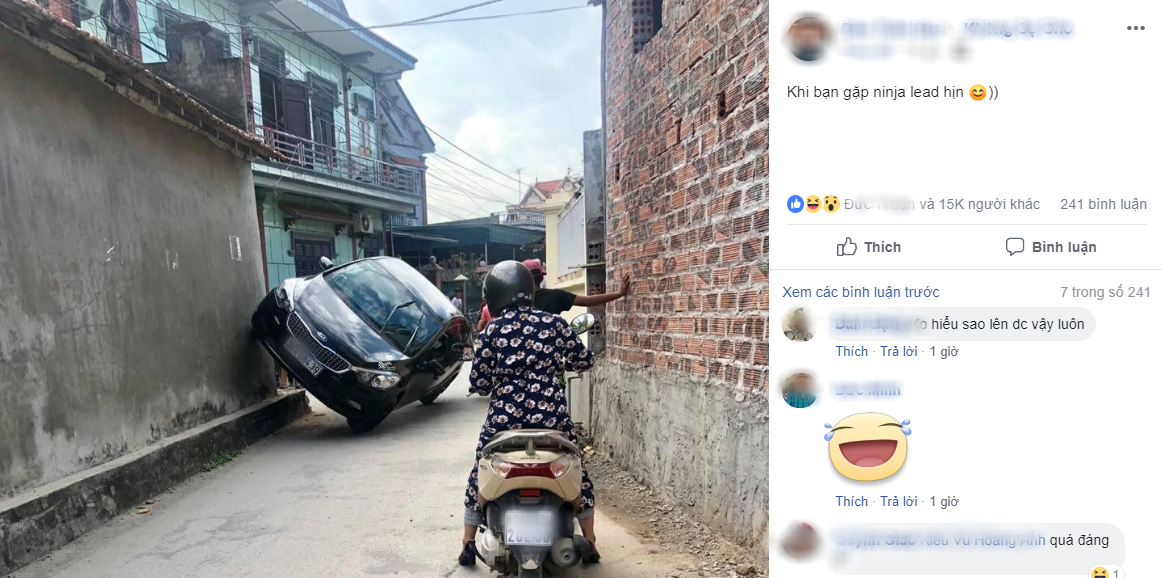Chiếc ô tô gác nửa thân lên tường gây choáng nhưng hình ảnh người phụ nữ kế bên mới thực sự gây chú ý - Ảnh 1. Chiếc ô tô gác nửa thân lên tường gây choáng nhưng hình ảnh người phụ nữ kế bên mới thực sự gây chú ý - Ảnh 1.
