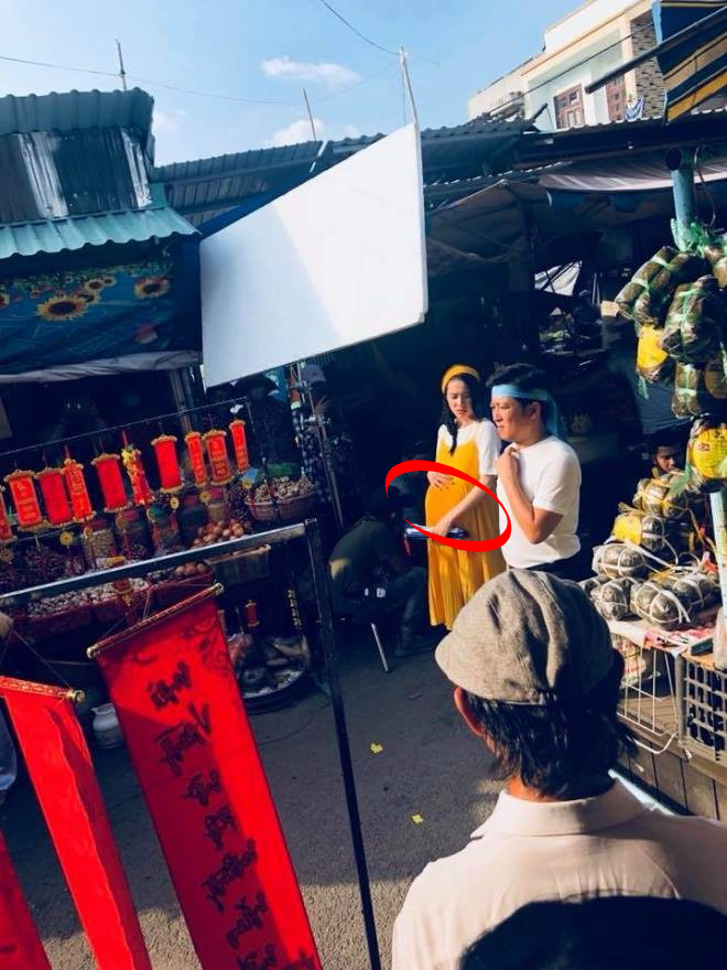 Nhã Phương vác bụng bầu vượt sóng đôi cạnh Trường Giang, dân mạng lại được phen nháo nhào - Ảnh 1. Nhã Phương vác bụng bầu vượt sóng đôi cạnh Trường Giang, dân mạng lại được phen nháo nhào - Ảnh 1.