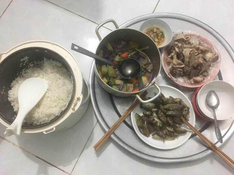 Bố trẻ khoe mâm cơm nấu cho vợ con, chị em khen đã đành nhưng vẫn chỉ ra điểm cần thay đổi - Ảnh 1. Bố trẻ khoe mâm cơm nấu cho vợ con, chị em khen đã đành nhưng vẫn chỉ ra điểm cần thay đổi - Ảnh 1.