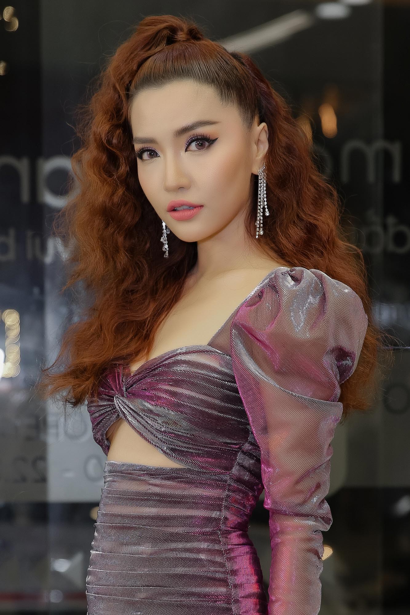 Bích Phương hóa quý cô tóc xù, tự tin khoe eo thon gợi cảm - Ảnh 4. Bích Phương hóa quý cô tóc xù, tự tin khoe eo thon gợi cảm - Ảnh 4.