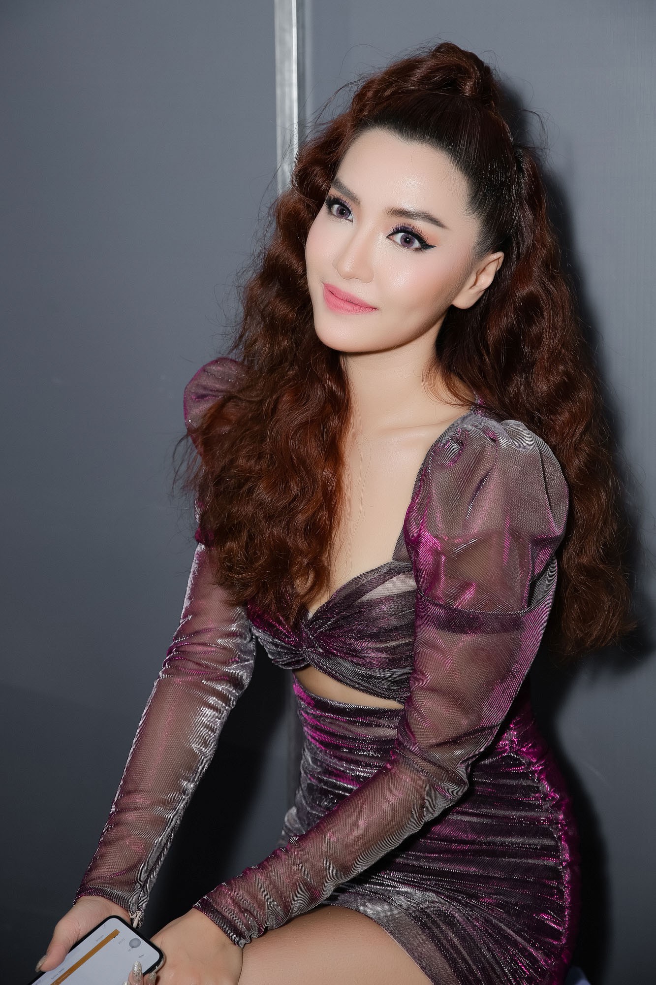 Bích Phương hóa quý cô tóc xù, tự tin khoe eo thon gợi cảm - Ảnh 5. Bích Phương hóa quý cô tóc xù, tự tin khoe eo thon gợi cảm - Ảnh 5.