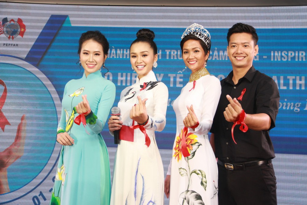 Bất ngờ trước ý nghĩa dải ruy băng đỏ luôn đồng hành trên tay Hoa hậu HHen Niê - Ảnh 6. Bất ngờ trước ý nghĩa dải ruy băng đỏ luôn đồng hành trên tay Hoa hậu HHen Niê - Ảnh 6.