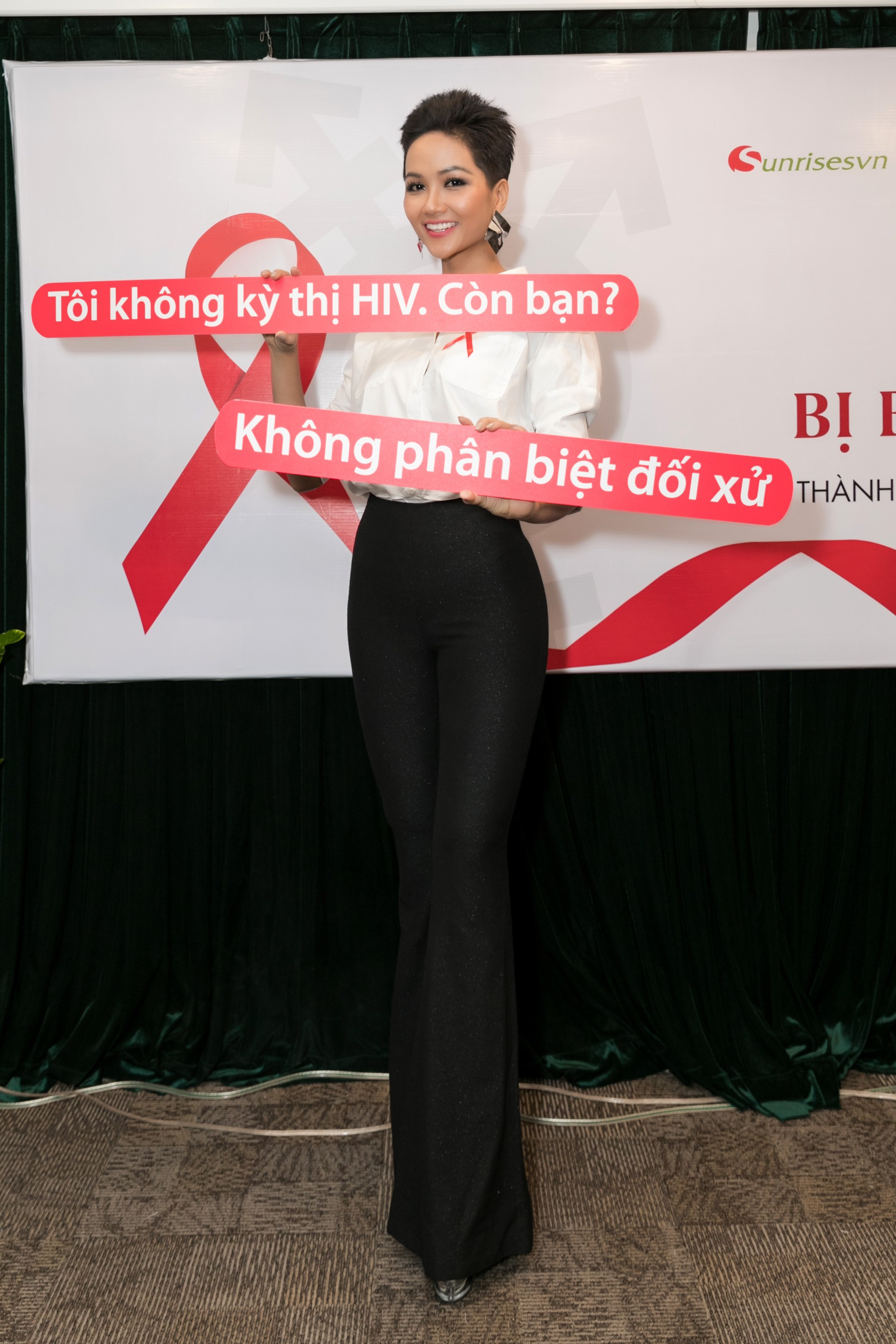 Bất ngờ trước ý nghĩa dải ruy băng đỏ luôn đồng hành trên tay Hoa hậu HHen Niê - Ảnh 8. Bất ngờ trước ý nghĩa dải ruy băng đỏ luôn đồng hành trên tay Hoa hậu HHen Niê - Ảnh 8.