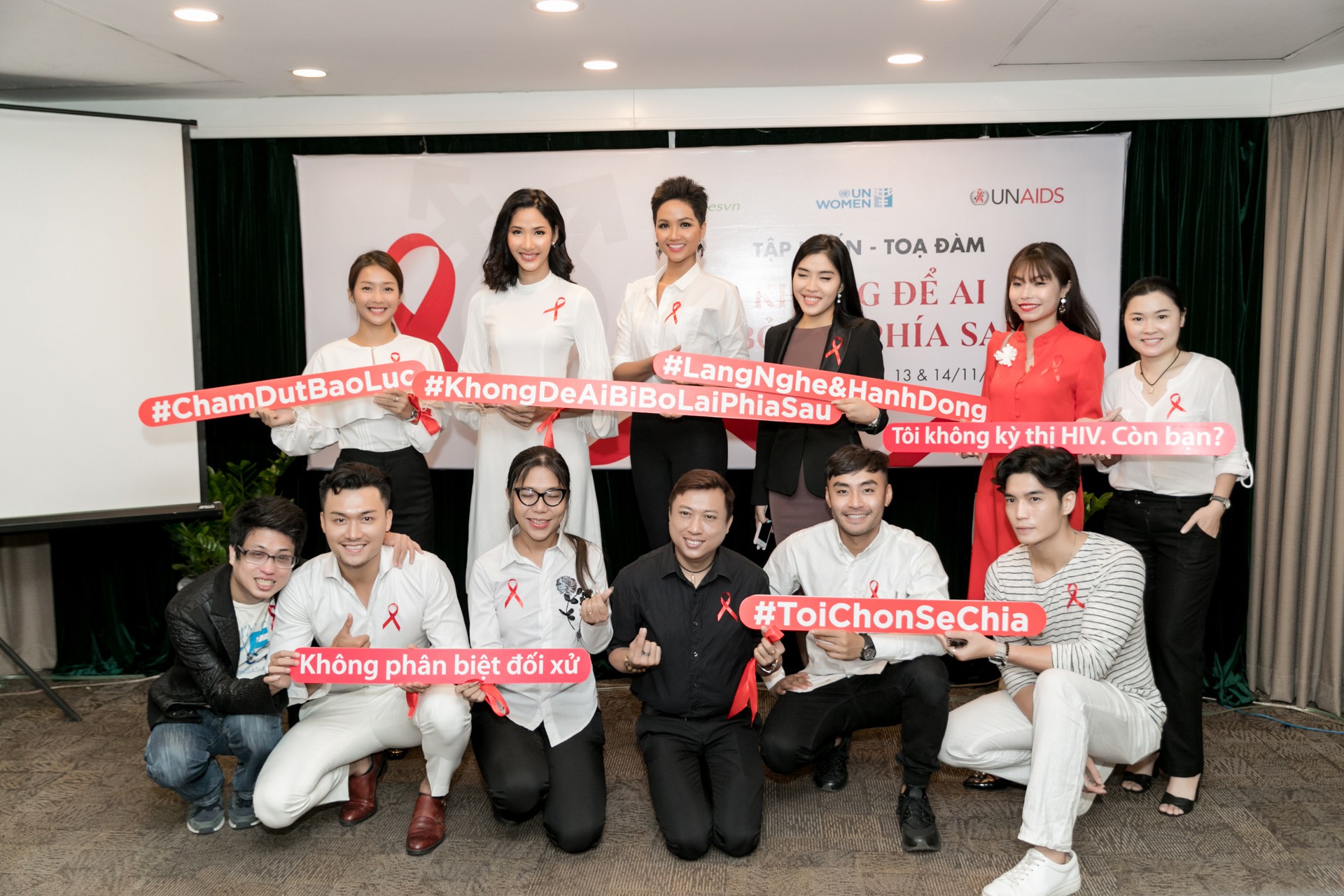 Bất ngờ trước ý nghĩa dải ruy băng đỏ luôn đồng hành trên tay Hoa hậu HHen Niê - Ảnh 7. Bất ngờ trước ý nghĩa dải ruy băng đỏ luôn đồng hành trên tay Hoa hậu HHen Niê - Ảnh 7.