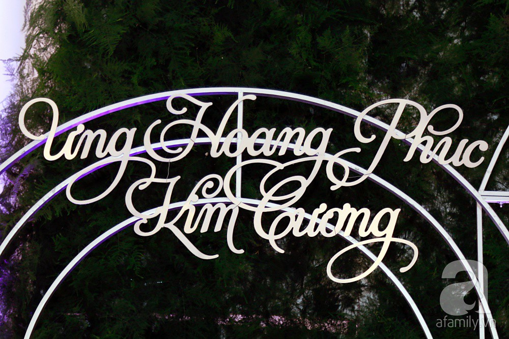 Cận cảnh không gian tiệc cưới lộng lẫy như cổ tích của đám cưới Ưng Hoàng Phúc và Kim Cương - Ảnh 10. Cận cảnh không gian tiệc cưới lộng lẫy như cổ tích của đám cưới Ưng Hoàng Phúc và Kim Cương - Ảnh 10.