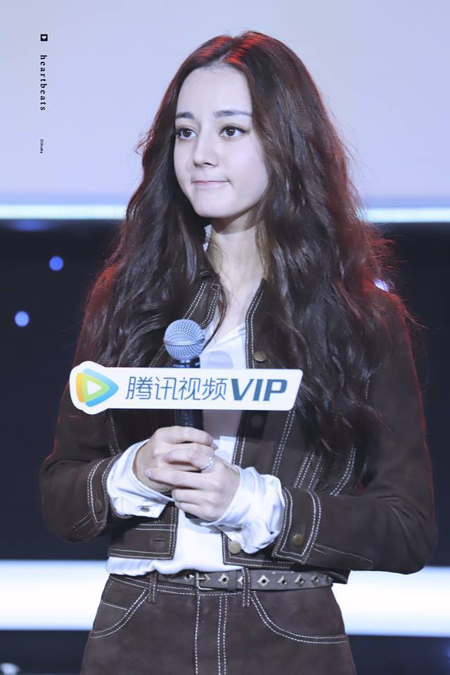 Kh&aacute;c biệt ảnh photoshop - ảnh thật: Địch Lệ Nhiệt Ba lộ tiều tụy v&agrave; gương mặt nam t&iacute;nh v&igrave; combo lỗi makeup lẫn kiểu t&oacute;c - Ảnh 9.