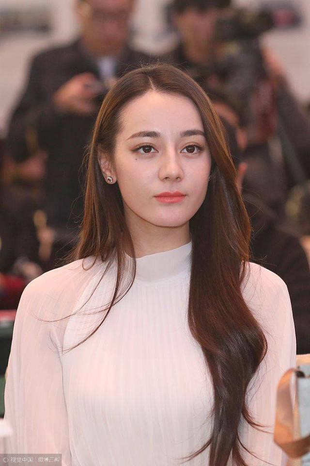 Kh&aacute;c biệt ảnh photoshop - ảnh thật: Địch Lệ Nhiệt Ba lộ tiều tụy v&agrave; gương mặt nam t&iacute;nh v&igrave; combo lỗi makeup lẫn kiểu t&oacute;c - Ảnh 4.