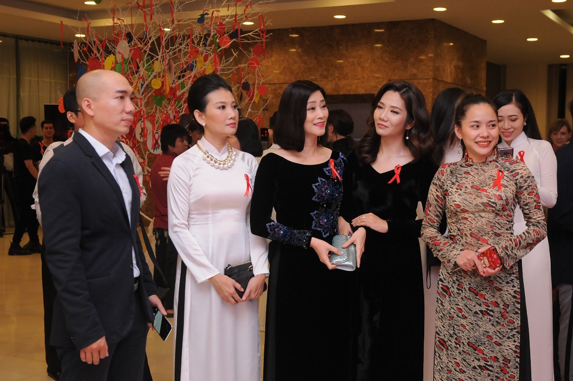 Vợ chồng Chúng Huyền Thanh lần đầu bế con trai bụ bẫm đi sự kiện - Ảnh 5. Vợ chồng Chúng Huyền Thanh lần đầu bế con trai bụ bẫm đi sự kiện - Ảnh 5.