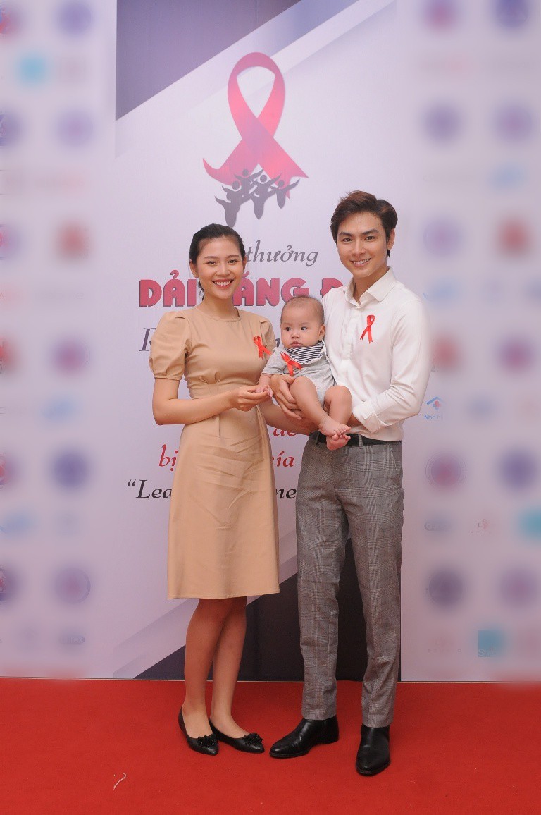 Vợ chồng Chúng Huyền Thanh lần đầu bế con trai bụ bẫm đi sự kiện - Ảnh 2. Vợ chồng Chúng Huyền Thanh lần đầu bế con trai bụ bẫm đi sự kiện - Ảnh 2.
