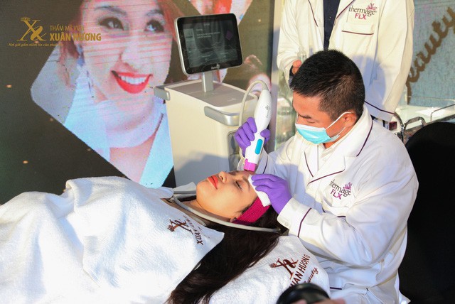 Trẻ ra 10 tuổi trong vòng 60 phút: chuyện có thật vừa được kiểm chứng với làn da bắt đầu lão hóa của MC Thanh Vân - Ảnh 4. Trẻ ra 10 tuổi trong vòng 60 phút: chuyện có thật vừa được kiểm chứng với làn da bắt đầu lão hóa của MC Thanh Vân - Ảnh 4.