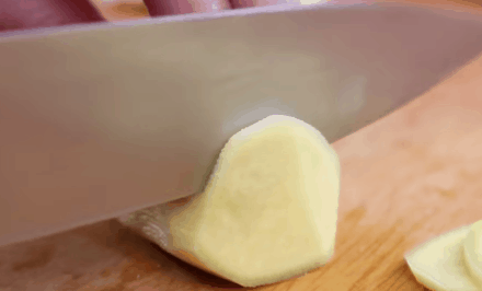 Cho cả khổ thịt gói vào giấy rồi chiên lên, cả nhà tròn mắt nhìn tôi làm rồi xuýt xoa vì thịt chiên giòn thơm lừng mà không hề ngấy - Ảnh 3. Cho cả khổ thịt gói vào giấy rồi chiên lên, cả nhà tròn mắt nhìn tôi làm rồi xuýt xoa vì thịt chiên giòn thơm lừng mà không hề ngấy - Ảnh 3.