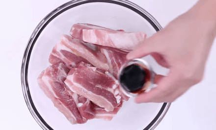 Cho cả khổ thịt gói vào giấy rồi chiên lên, cả nhà tròn mắt nhìn tôi làm rồi xuýt xoa vì thịt chiên giòn thơm lừng mà không hề ngấy - Ảnh 4. Cho cả khổ thịt gói vào giấy rồi chiên lên, cả nhà tròn mắt nhìn tôi làm rồi xuýt xoa vì thịt chiên giòn thơm lừng mà không hề ngấy - Ảnh 4.