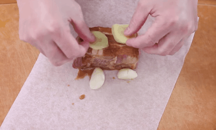 Cho cả khổ thịt gói vào giấy rồi chiên lên, cả nhà tròn mắt nhìn tôi làm rồi xuýt xoa vì thịt chiên giòn thơm lừng mà không hề ngấy - Ảnh 5. Cho cả khổ thịt gói vào giấy rồi chiên lên, cả nhà tròn mắt nhìn tôi làm rồi xuýt xoa vì thịt chiên giòn thơm lừng mà không hề ngấy - Ảnh 5.