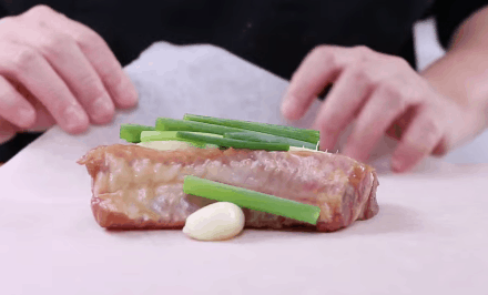 Cho cả khổ thịt gói vào giấy rồi chiên lên, cả nhà tròn mắt nhìn tôi làm rồi xuýt xoa vì thịt chiên giòn thơm lừng mà không hề ngấy - Ảnh 6. Cho cả khổ thịt gói vào giấy rồi chiên lên, cả nhà tròn mắt nhìn tôi làm rồi xuýt xoa vì thịt chiên giòn thơm lừng mà không hề ngấy - Ảnh 6.