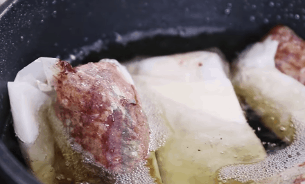 Cho cả khổ thịt gói vào giấy rồi chiên lên, cả nhà tròn mắt nhìn tôi làm rồi xuýt xoa vì thịt chiên giòn thơm lừng mà không hề ngấy - Ảnh 8. Cho cả khổ thịt gói vào giấy rồi chiên lên, cả nhà tròn mắt nhìn tôi làm rồi xuýt xoa vì thịt chiên giòn thơm lừng mà không hề ngấy - Ảnh 8.