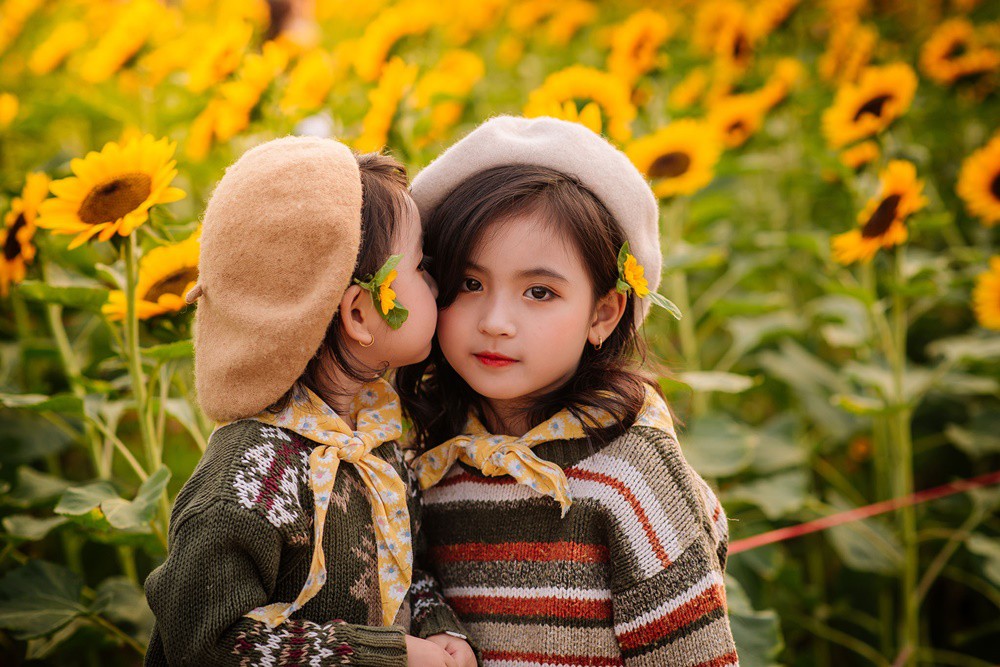 Tái xuất trong bộ ảnh mới, công chúa mùa cúc họa mi lại khiến các mẹ muốn sinh ngay 2 chị em gái - Ảnh 12. Tái xuất trong bộ ảnh mới, công chúa mùa cúc họa mi lại khiến các mẹ muốn sinh ngay 2 chị em gái - Ảnh 12.