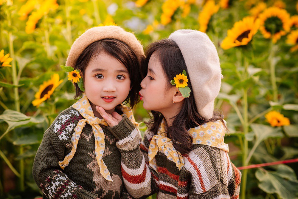 Tái xuất trong bộ ảnh mới, công chúa mùa cúc họa mi lại khiến các mẹ muốn sinh ngay 2 chị em gái - Ảnh 18. Tái xuất trong bộ ảnh mới, công chúa mùa cúc họa mi lại khiến các mẹ muốn sinh ngay 2 chị em gái - Ảnh 18.