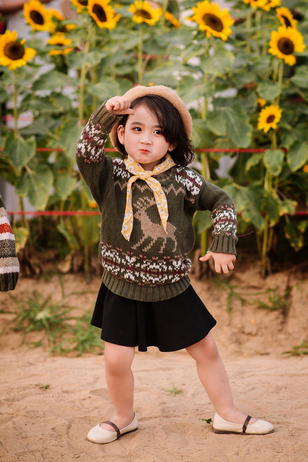 Tái xuất trong bộ ảnh mới, công chúa mùa cúc họa mi lại khiến các mẹ muốn sinh ngay 2 chị em gái - Ảnh 8. Tái xuất trong bộ ảnh mới, công chúa mùa cúc họa mi lại khiến các mẹ muốn sinh ngay 2 chị em gái - Ảnh 8.