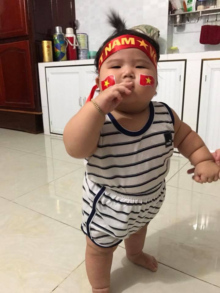 Mới 11 tháng tuổi, bé gái ú na ú nần đã nặng 14kg khiến các mẹ không thể tin vào mắt mình - Ảnh 4. Mới 11 tháng tuổi, bé gái ú na ú nần đã nặng 14kg khiến các mẹ không thể tin vào mắt mình - Ảnh 4.