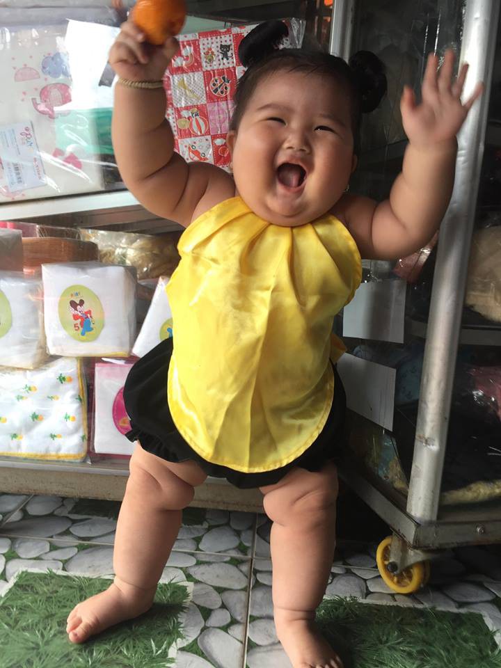 Mới 11 tháng tuổi, bé gái ú na ú nần đã nặng 14kg khiến các mẹ không thể tin vào mắt mình - Ảnh 8. Mới 11 tháng tuổi, bé gái ú na ú nần đã nặng 14kg khiến các mẹ không thể tin vào mắt mình - Ảnh 8.