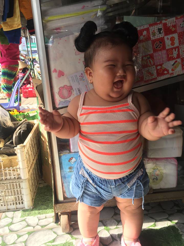 Mới 11 tháng tuổi, bé gái ú na ú nần đã nặng 14kg khiến các mẹ không thể tin vào mắt mình - Ảnh 17. Mới 11 tháng tuổi, bé gái ú na ú nần đã nặng 14kg khiến các mẹ không thể tin vào mắt mình - Ảnh 17.