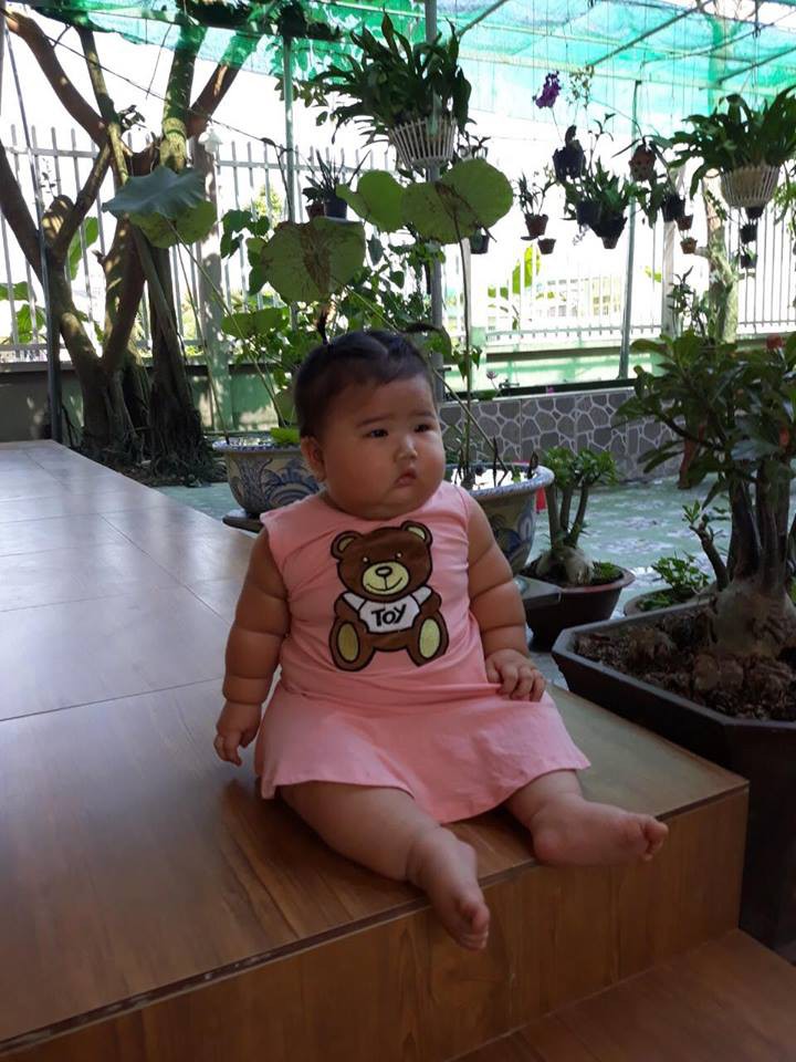 Mới 11 tháng tuổi, bé gái ú na ú nần đã nặng 14kg khiến các mẹ không thể tin vào mắt mình - Ảnh 18. Mới 11 tháng tuổi, bé gái ú na ú nần đã nặng 14kg khiến các mẹ không thể tin vào mắt mình - Ảnh 18.