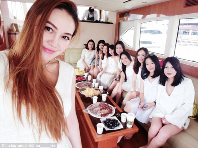 Loạt ảnh cho thấy mức độ gi&agrave;u c&oacute; khủng khiếp của c&aacute;c tiểu thư giới thượng lưu ở Trung Quốc - Ảnh 10.