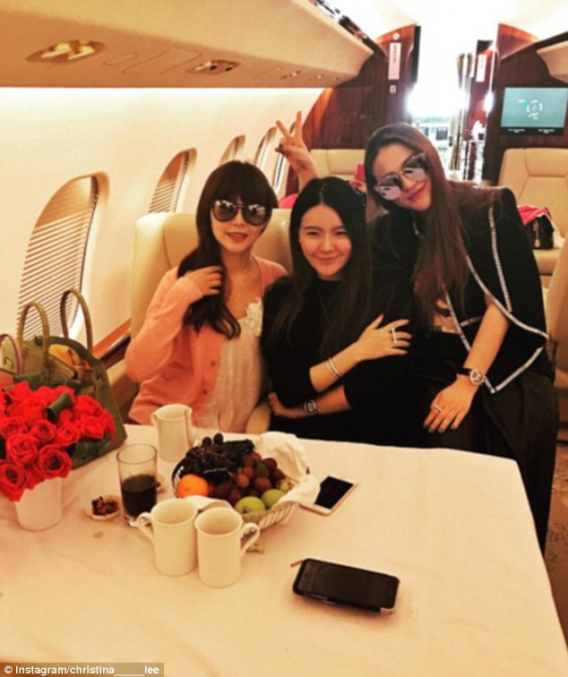 Loạt ảnh cho thấy mức độ gi&agrave;u c&oacute; khủng khiếp của c&aacute;c tiểu thư giới thượng lưu ở Trung Quốc - Ảnh 11.