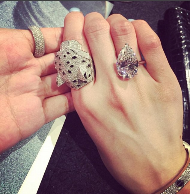 Loạt ảnh cho thấy mức độ gi&agrave;u c&oacute; khủng khiếp của c&aacute;c tiểu thư giới thượng lưu ở Trung Quốc - Ảnh 15.