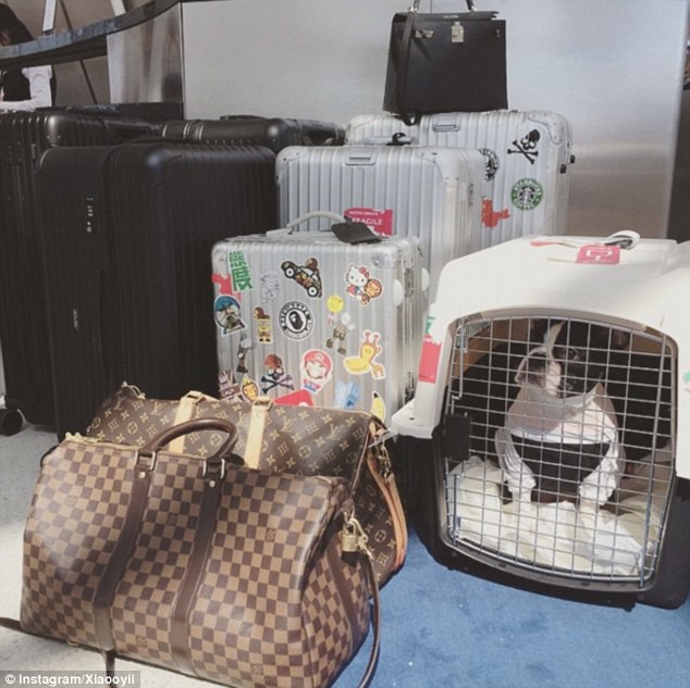 Loạt ảnh cho thấy mức độ gi&agrave;u c&oacute; khủng khiếp của c&aacute;c tiểu thư giới thượng lưu ở Trung Quốc - Ảnh 17.